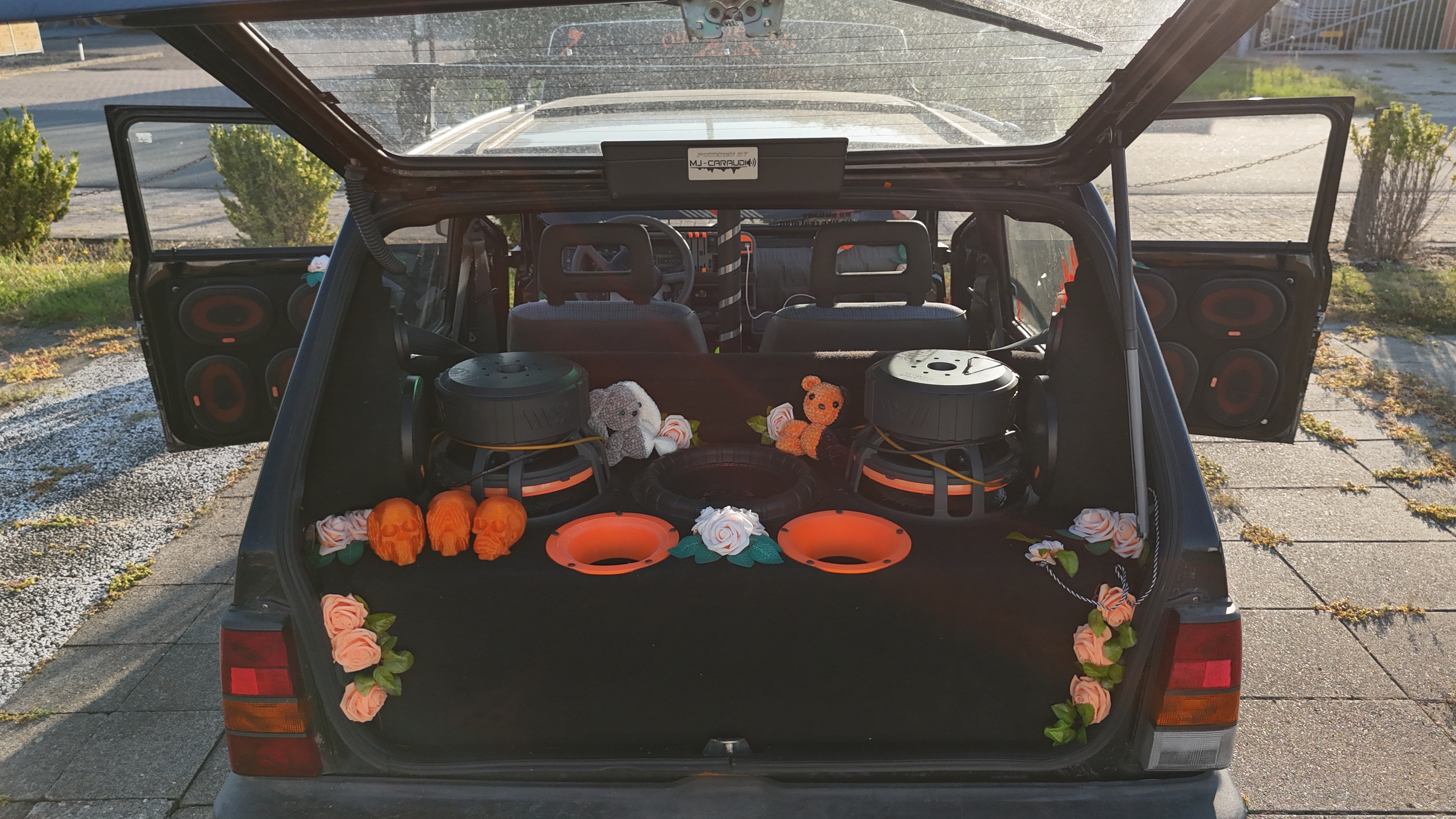 Custom build met zwarte en oranje afwerking